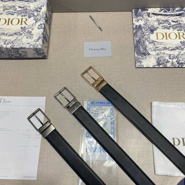 时尚从不言弃 展现独特魅力 五金采用精湛的处理工艺 头层牛皮 尽显奢华品质 适用百搭 可搭配腰饰 裙带 宽度3.5Cm 轻松打造不同风格 无论是日常穿搭还是重要