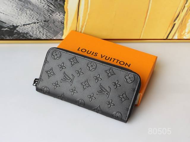 颜色 黑尺寸 20X10M81384 本款 Zippy Vertical 钱夹以 Monogram Shadow 皮革焕新经典设计 柔滑牛皮革含蓄展露标志性 M