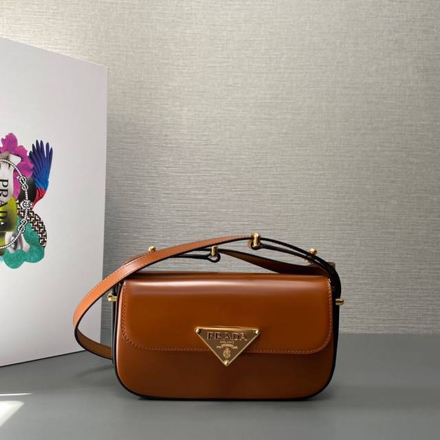 顶级原单 专柜新款空姐包1Bd339光皮到货啦这款一眼相中复古又高级的包包 采用进口平纹牛皮 独特三角标 长肩带可调节 又可单肩和斜挎 满满的高级感 背上身秒变