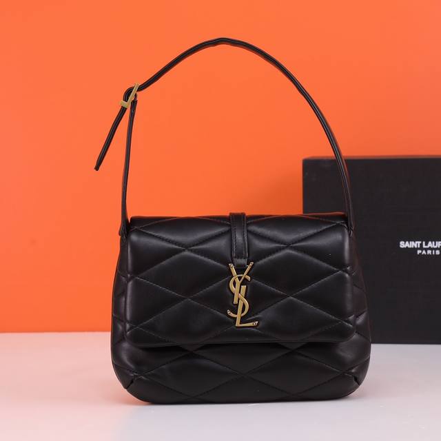 新款到货 Le 57系列绗缝腋下包 这年头没个腋下包都不好意思说自己是个潮人吧 全包采用菱形纹绗缝工艺 正面金属Logo徽标装饰平添点睛之笔 精致做工和浪漫情调 新款到货 Le 57系列绗缝腋下包 这年头没个腋下包都不好意思说自己是个潮人吧 全包采用菱形纹绗缝工艺 正面金属Logo徽标装饰平添点睛之笔 精致做工和浪漫情调