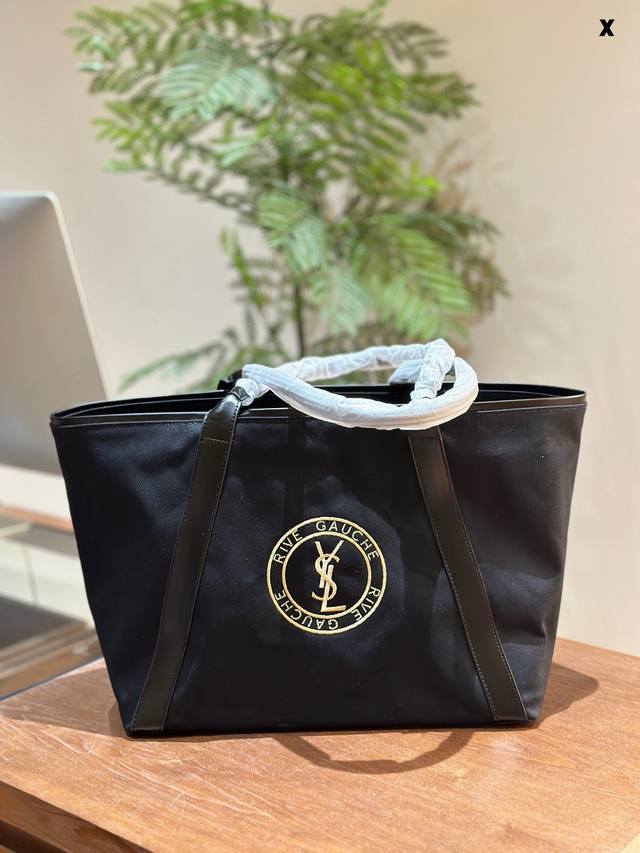 ysl购物袋 rive Gauche新品刺绣配牛皮购物袋. 继Rive Gauche系列又一颜值爆款购物袋造型可收缩设计 正面饰以经典Logo标志的刺绣徽章 十 ysl购物袋 rive Gauche新品刺绣配牛皮购物袋. 继Rive Gauche系列又一颜值爆款购物袋造型可收缩设计 正面饰以经典Logo标志的刺绣徽章 十
