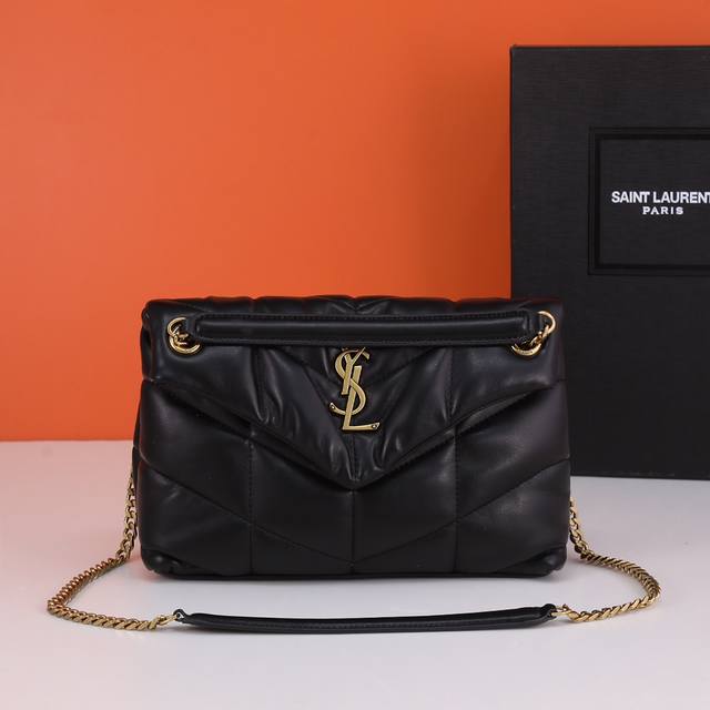 仿原单 New Loulou puffer 绗缝小羊皮包 100%小羊皮制作 手感柔软细腻 犹如怀抱云朵般的感受 经典的Y家Logo 链条及扣眼五金均采用银色拉 仿原单 New Loulou puffer 绗缝小羊皮包 100%小羊皮制作 手感柔软细腻 犹如怀抱云朵般的感受 经典的Y家Logo 链条及扣眼五金均采用银色拉