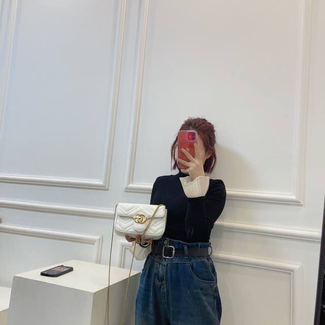 马蒙 原厂皮 最饱受关注的马尔蒙新尺寸 即将成为下一个经典.每一季都会推出全新廓形 与Gucci当前的美学理念相呼应. 原厂意大利牛皮定制特级五金立体的波浪纹绣