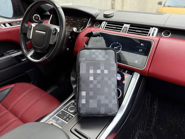 高端货 新款 Louis Vuitton Lv 胸包 路易威登斜挎包 Louis Vuitton Sac Avenue 同色系金属配件 帆布 胸包 男款 黑色