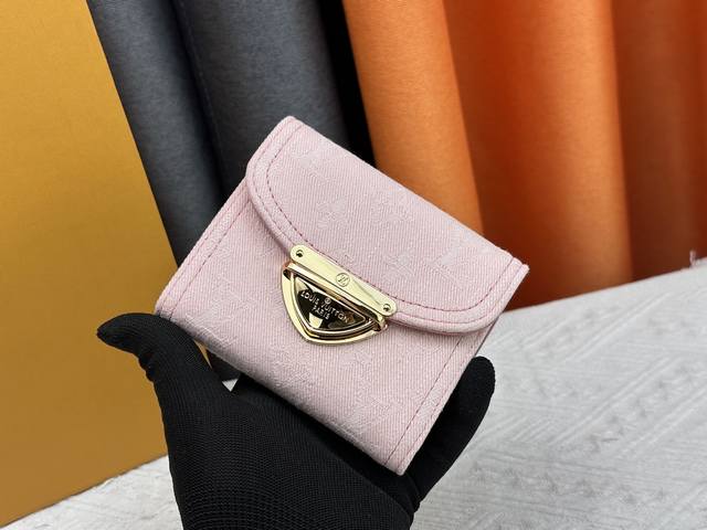 独家实拍 M82959 本款 Victorine 钱夹取材 Monogram 丹宁牛仔帆布 以柔婉格调囊括功能元素 内设卡片夹层和收纳纸钞及硬币的口袋 12 X