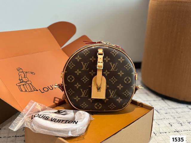 原版苹果包 配牛皮圆饼包 密封折叠盒包装 经典的路易*威登帽盒摇身变为此款风格可爱的随身小袋 小巧而实用 可放置一台Iphone 7手机 双版本设计 经典Mon
