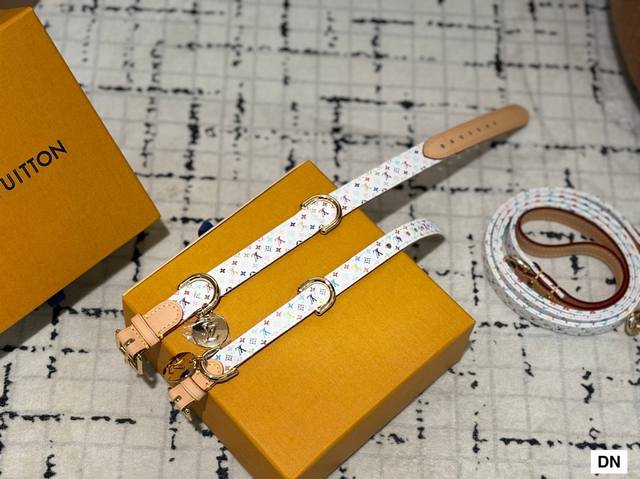 lv路易威登宠物用品 最新款宠物用品 项圈 宠物外出包 遛狗绳 牵引绳 有喜欢的小伙伴可以 让狗子豪起来 套盒