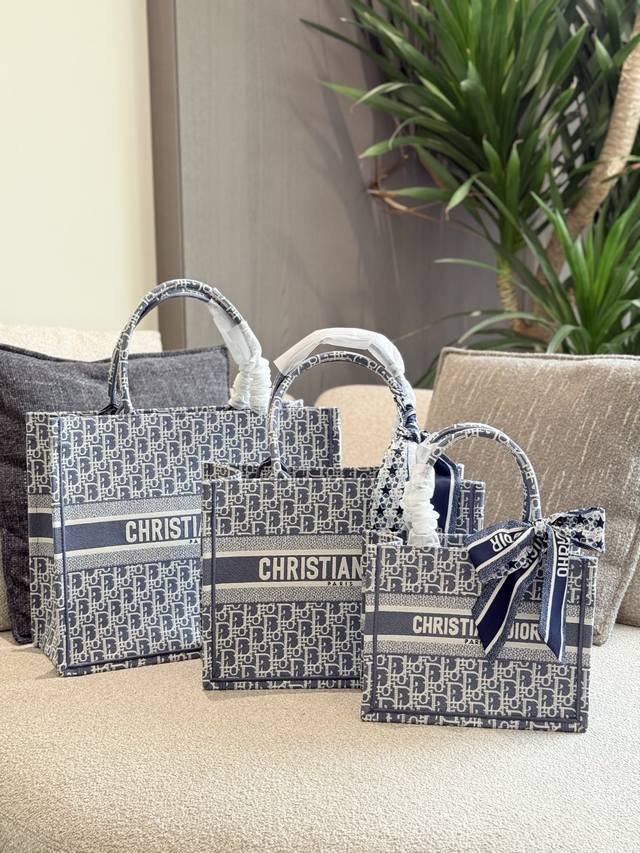 dior刺绣X托特 立体感刺绣工艺搭配Oblique印花搭配包身 Christiandiorparis 标志性刺绣容量设计合理杂志尺寸物品也能收纳包型挺括不易塌