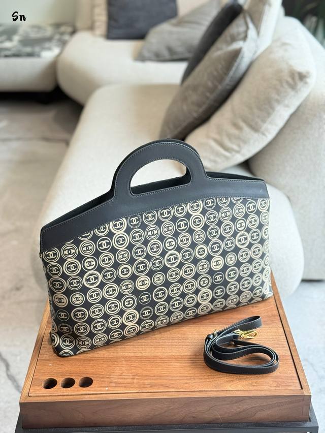 香奈儿 这是行走的聚宝 盆Chanel限量折叠手拿包 超有名的中古钱币系列 上身超级帅 中古届时尚顶流博主Savi也有上身哦~ 无论是手提还是折叠成手拿. 都非