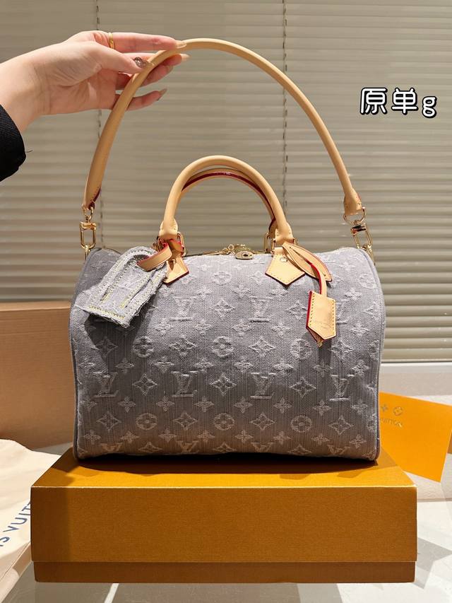 顶级原单 lv新老花Speedy丹宁牛仔深度体验 今年夏季的是灰色的Speedy30 和去年的黑武士一样 由于是女款所以只有短斜挎肩带 包包容量很大 但是由于牛
