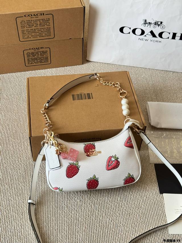 牛皮版本 配挂件 coach蔻驰最热的腋下包上身来了 teri系列最热腋下包 大麻将包的升级款 浅色特别好配衣服 整个就是气质和时尚的化身 不压个子而且好看 配