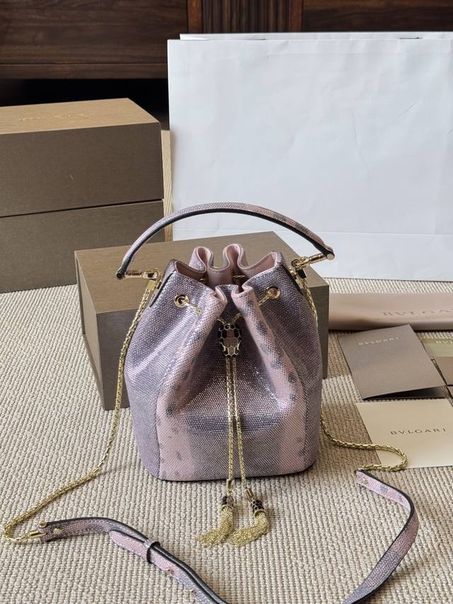 顶级原单 纯牛皮 宝格丽Bvlgari Serpenti Forever蛇头包 Serpentiforever 家族又迎来新一季时尚限量款作品 蛇纹粉晶色水桶包