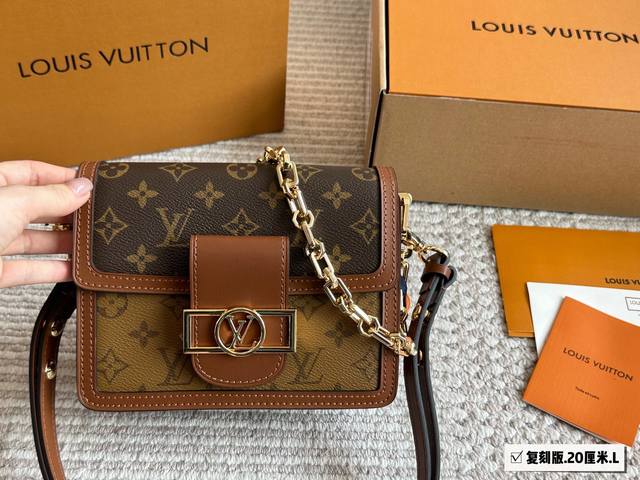 配盒 升级版 size 20*15Cm 小号 l家 达芙妮 配链条肩带 此款对版细节高质量 又改良五金 五金卡扣的增加 也更加稳固 全面升级