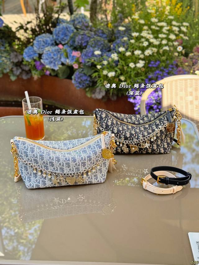 尺寸12.15 迪奥Dior链条饭盒手袋包 这只小饭盒包包型很有个性 即特别又不撞款.真的一眼心动款 N年后拿出来还是那么好看 满满的都是质感淡金色五金更显高级