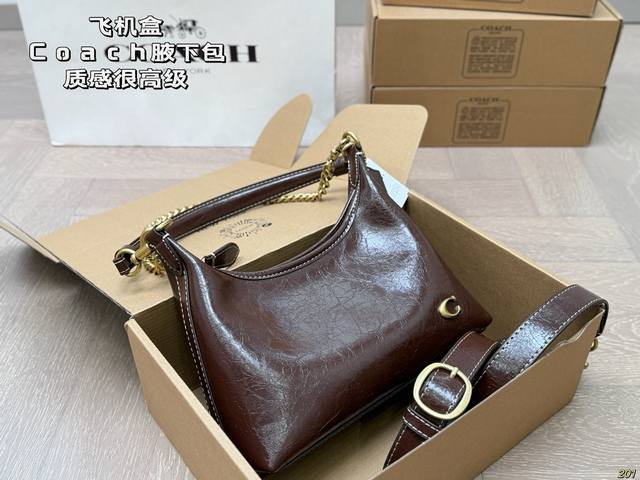 飞机盒 蔻驰Coach腋下包 质感很高级 容量超级大也很耐用 日常出街背它回头率百分百 就是这种随性慵懒感 尺寸24 14