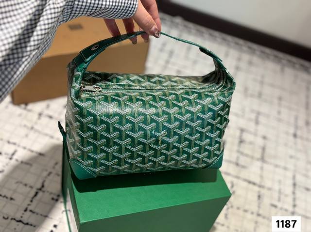 解锁戈雅洗漱包隐藏款V新背法Get 成功解锁戈雅洗漱包的隐藏背法只需要一根手柄就Ok啦改造上身超有氛围感再也不用丢在家里闲置了 旅游可以当作新包包背出门了容量对