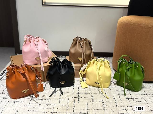 普拉达水桶 prada太萌了~ prada这只小水桶太可爱啦 轻便又能装 提起来不要太好看 尺寸 17 20