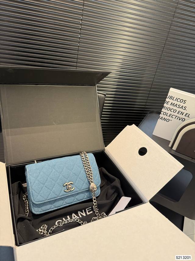 情人节一香奈儿爱心金球链条包 牛仔Anyways 这只就是情人节特供吧 爱心金球 双C上的小爱心 心心相印 女人总是被这种小细节拿捏一 金属链调节起来超 丝 滑