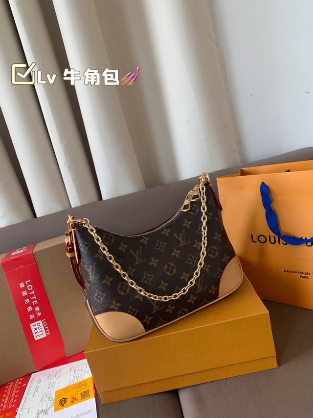 lv 牛角包 带芯片 最新断货王 听我的一定要入 柜上最新款 最最最好看的新款牛角包 时髦又超级耐用 尺寸25*16