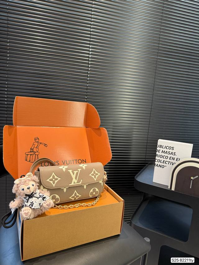 配飞机盒折叠盒子 Lv Ivy是真好搭配 上身更是美滋滋 2条肩带 能搭配出3种感觉腋下 手拿 斜跨肿么摆弄它都能出片 休闲时尚Lady风格随便你怎么搭 尺寸