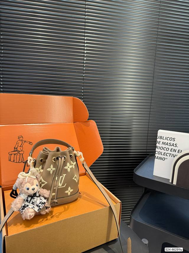 配飞机盒折叠盒子 全钢五金 变码芯片 新品推荐 Lv大象灰水桶包 重磅推荐 款式超受美亲们欢迎 网红明星同款 真哒是人手必备一只 兼具定型包优雅和轻松慵懒休闲范