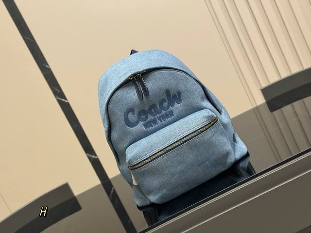 coach新款 帆布双肩包承包你的高级感日常 蔻驰经典老花刺绣 哑光黑帆布自带滤镜 浅咖刺绣像融化的太妃糖纹路 帆布材质轻到像云朵包 通勤挤地铁 逛街 上学暴走