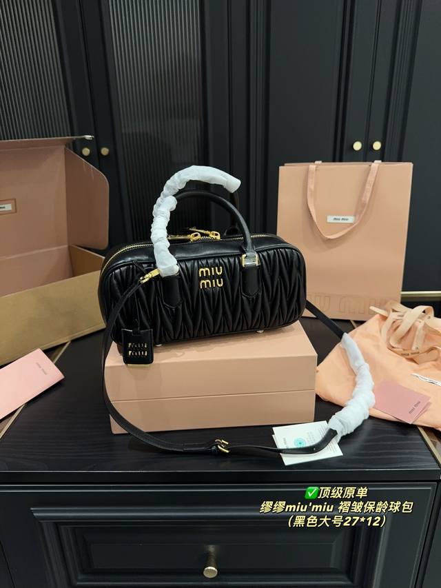 顶级原单 配折叠盒大号尺寸27.12 缪缪Miu'miu 褶皱保龄球包 好喜欢这种轻盈又梦幻的美呀~娇嫩的色调流畅的线条每一只包都透露着空灵的韵味呦随手拎着她们
