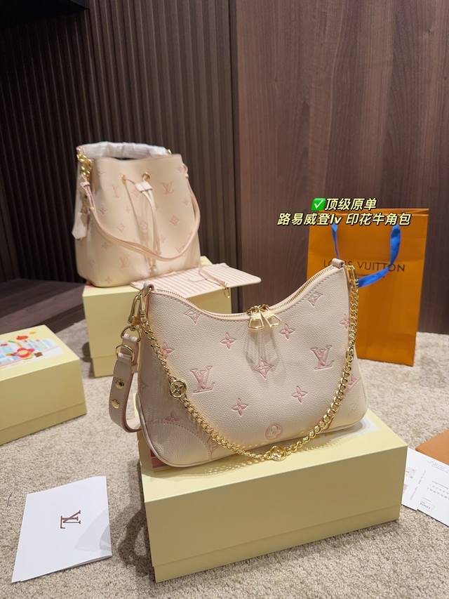 顶级原单 配挂件15 配折叠盒 尺寸19.15 路易威登Lv 印花牛角包 奶呼呼的奶油白配着星星点点的草莓酱 属于夏天的颜色 温柔活泼又可爱减龄十足 经典牛角包