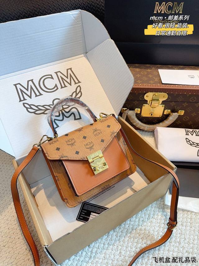 配飞机盒. mcm 邮差 包美貌与实用并存 经典款&铆钉款前翻盖设计私密性完美 风琴式隔层空间很充足肩带可拆卸调节 质感硬挺有层次感上身效果很大气 通勤的姐妹也 配飞机盒. mcm 邮差 包美貌与实用并存 经典款&铆钉款前翻盖设计私密性完美 风琴式隔层空间很充足肩带可拆卸调节 质感硬挺有层次感上身效果很大气 通勤的姐妹也