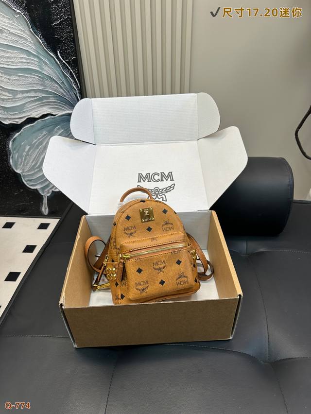 迷你尺寸17.20 小号尺寸22.26 mcm经典双肩包 配礼盒 原单巧妙的丝印效果 立体而自然 以中轴为对称中心线的上线倒向对称 十分完整完美 尤其包型 超有 迷你尺寸17.20 小号尺寸22.26 mcm经典双肩包 配礼盒 原单巧妙的丝印效果 立体而自然 以中轴为对称中心线的上线倒向对称 十分完整完美 尤其包型 超有