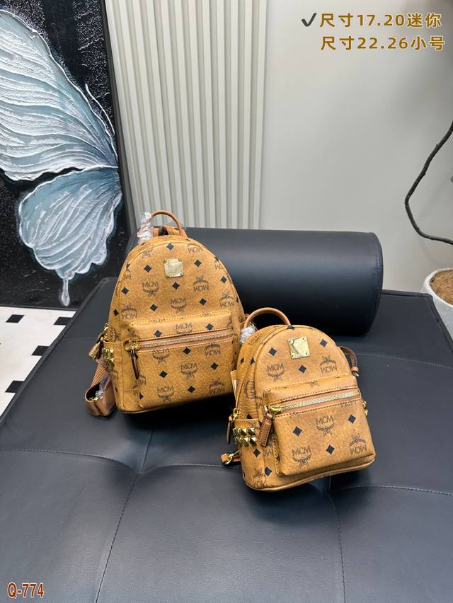 迷你尺寸17.20 小号尺寸22.26 mcm经典双肩包 配礼盒 原单巧妙的丝印效果 立体而自然 以中轴为对称中心线的上线倒向对称 十分完整完美 尤其包型 超有 迷你尺寸17.20 小号尺寸22.26 mcm经典双肩包 配礼盒 原单巧妙的丝印效果 立体而自然 以中轴为对称中心线的上线倒向对称 十分完整完美 尤其包型 超有