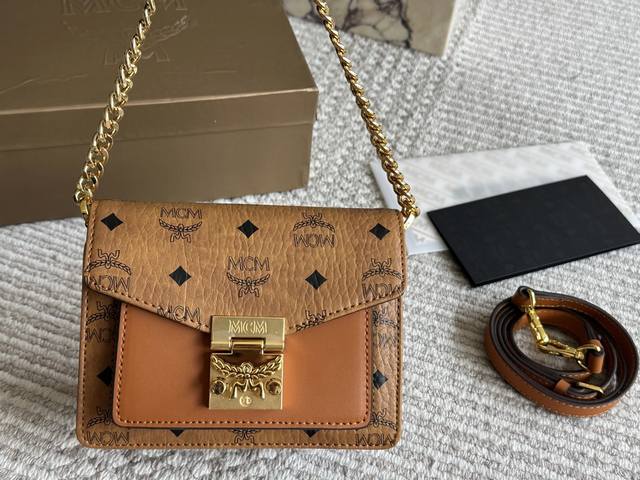 mcm Tracy 全钢五金 青岛代工厂p出货 配皮 原单复刻版 一眼就被重草的包包 mcm Tracy邮差包经典的干邑色 纯牛皮的材质 摸起来皮质超级细滑 肩 mcm Tracy 全钢五金 青岛代工厂p出货 配皮 原单复刻版 一眼就被重草的包包 mcm Tracy邮差包经典的干邑色 纯牛皮的材质 摸起来皮质超级细滑 肩