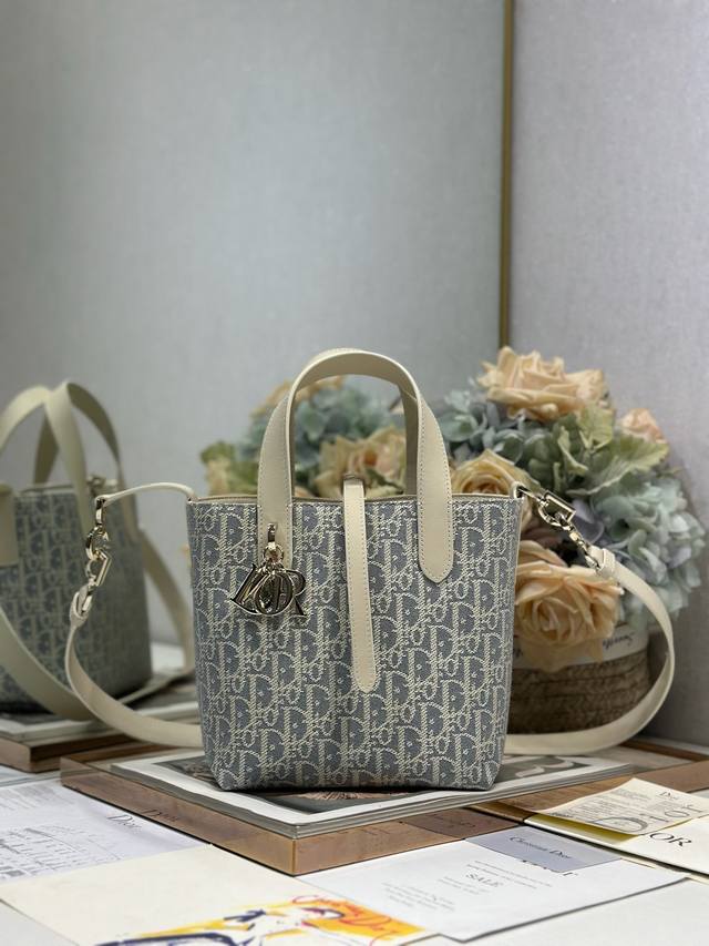 小号 Dior Toujours 竖版手袋 灰D布 这款 Dior Toujours 竖版手袋时尚实用,别具一格。采用灰色提花科技面料精心制作,通体饰以 Obl 小号 Dior Toujours 竖版手袋 灰D布 这款 Dior Toujours 竖版手袋时尚实用,别具一格。采用灰色提花科技面料精心制作,通体饰以 Obl