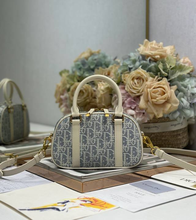 D-Vibe East-West 微型手袋 灰D布 这款 D-Vibe East-West 微型手袋是二零二五春夏成衣系列新品,廓形时尚现代,令 D-Vibe D-Vibe East-West 微型手袋 灰D布 这款 D-Vibe East-West 微型手袋是二零二五春夏成衣系列新品,廓形时尚现代,令 D-Vibe