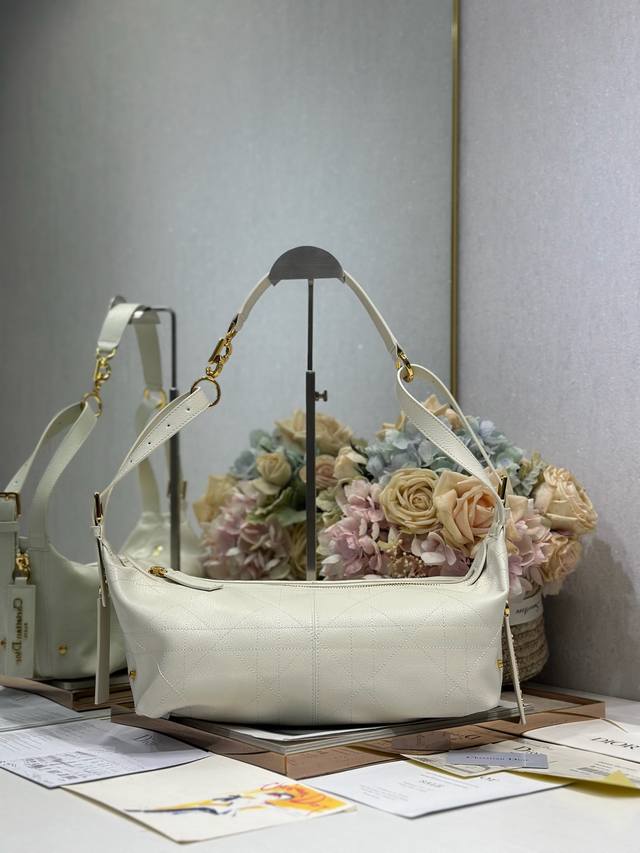 中号 D-Journey 手袋 白色山羊纹 这款 D-Journey 手袋是本季新品,于迪奥二零二五春夏成衣系列发布秀精彩亮相,质地柔软,以摩登设计全新演绎水饺 中号 D-Journey 手袋 白色山羊纹 这款 D-Journey 手袋是本季新品,于迪奥二零二五春夏成衣系列发布秀精彩亮相,质地柔软,以摩登设计全新演绎水饺