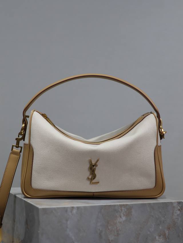 杏色牛皮配棉麻 Camera Supple Bag_饭盒包 这款手袋是一款宽敞的肩包,带有牛皮革底座和柔软的包身。 采用纳帕牛皮搭配棉麻制成,拉链封口,设计感满 杏色牛皮配棉麻 Camera Supple Bag_饭盒包 这款手袋是一款宽敞的肩包,带有牛皮革底座和柔软的包身。 采用纳帕牛皮搭配棉麻制成,拉链封口,设计感满