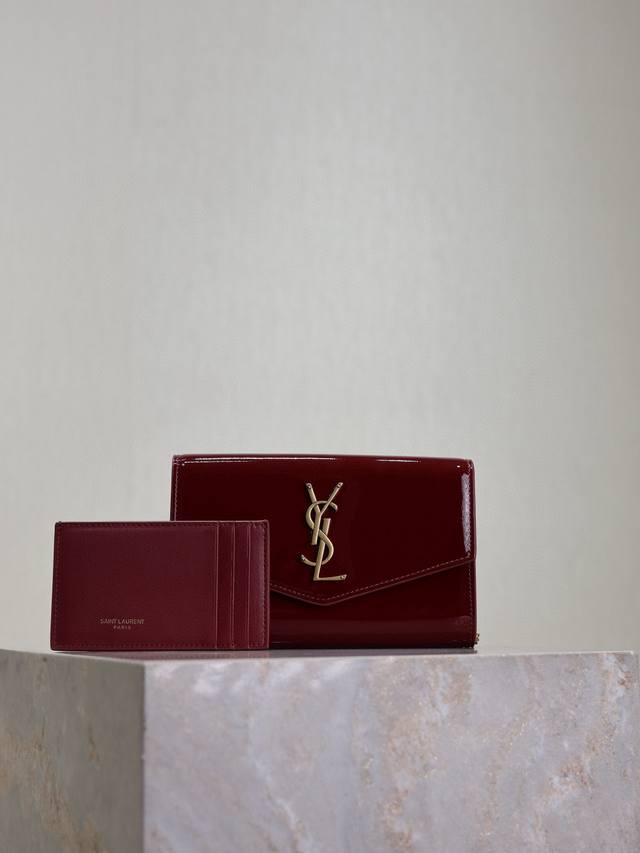 枣红漆皮配金扣 Uptown_迷你信封包 最经典的标志性金属Logo,搭配可拆卸链条肩背带,直接当手包!此款还配有一个小卡包,可以放4 5张卡片没问题!意大利进 枣红漆皮配金扣 Uptown_迷你信封包 最经典的标志性金属Logo,搭配可拆卸链条肩背带,直接当手包!此款还配有一个小卡包,可以放4 5张卡片没问题!意大利进