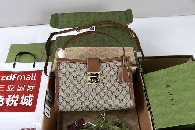 厂价 。 最高版本原厂皮顶级原单配专柜全套包装 简介；新款上新2025春夏系列精彩呈献手袋新作！Padlock系列推出多款背携方式多样的时尚包款，为2025早秋