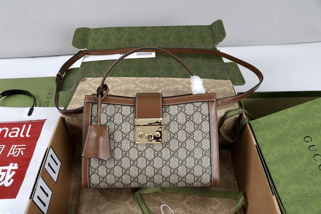 厂价 。 最高版本原厂皮顶级原单配专柜全套包装 简介；新款上新2025春夏系列精彩呈献手袋新作！Padlock系列推出多款背携方式多样的时尚包款，为2025早秋