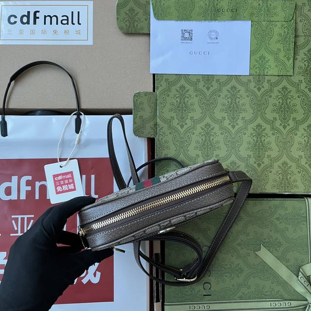 厂价 。 最高版本原厂皮顶级原单配专柜全套包装 简介：沉浸在复古情怀之中Ophidia家族迎来了新的成员 手提包方正的造型让人联想到复古的设计Gg高级人造帆布材