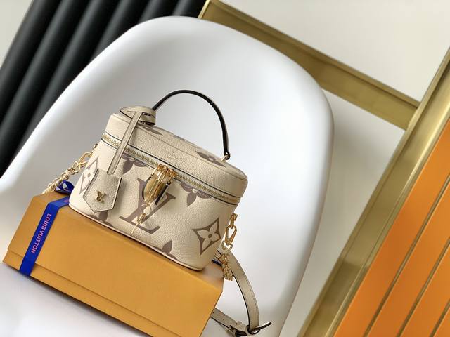 顶级原单M45598黑色 M45608灰色 M45780黑印 M45599白印本款 Vanity 小号手袋融合 Giant Monogram 压纹、雅致构型和皮 顶级原单M45598黑色 M45608灰色 M45780黑印 M45599白印本款 Vanity 小号手袋融合 Giant Monogram 压纹、雅致构型和皮