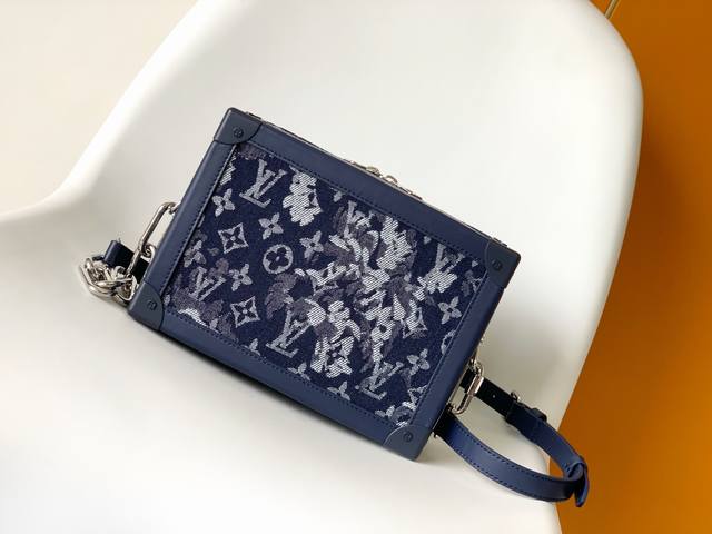 顶级原单 独家实拍 M57283 Virgil Abloh 为 春夏前系列重绎 Soft Trunk 链条包,以 Monogram Tapestry 帆布搭配皮 顶级原单 独家实拍 M57283 Virgil Abloh 为 春夏前系列重绎 Soft Trunk 链条包,以 Monogram Tapestry 帆布搭配皮