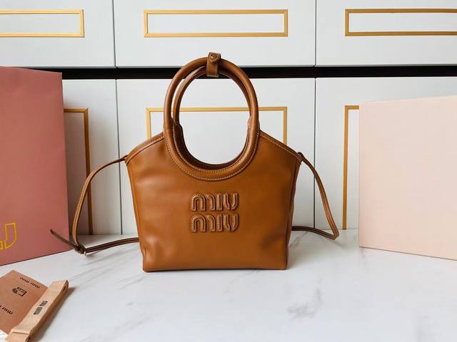 Ivy 手袋 简约线条、都市风范与上乘皮革是这款新款Ivy手袋的关键词。采用精致考究的设计,点缀字母徽标,彰显经典格调。可拆卸可调式肩带,金色五金件。正面字母徽 Ivy 手袋 简约线条、都市风范与上乘皮革是这款新款Ivy手袋的关键词。采用精致考究的设计,点缀字母徽标,彰显经典格调。可拆卸可调式肩带,金色五金件。正面字母徽