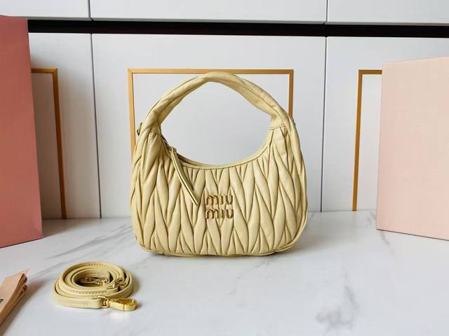 Miuwander 手袋,采用进口小羊皮经典品牌标志性Matelasse纹理绣花,复古磨砂五金,利用圆孤的曲线,保留了应有的俏皮感,包型整体硬挺有型,充满个性, Miuwander 手袋,采用进口小羊皮经典品牌标志性Matelasse纹理绣花,复古磨砂五金,利用圆孤的曲线,保留了应有的俏皮感,包型整体硬挺有型,充满个性,