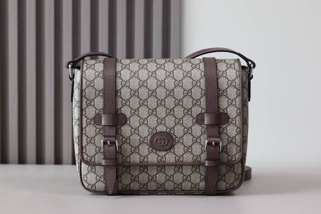 Gu 全新邮差包,采用第一款信使包的原始设计元素强调宽敞实用的包内空间~款号658542棕啡胶,尺寸28X24X8.5,可调节式的肩带更方便携带~ Gu 全新邮差包,采用第一款信使包的原始设计元素强调宽敞实用的包内空间~款号658542棕啡胶,尺寸28X24X8.5,可调节式的肩带更方便携带~