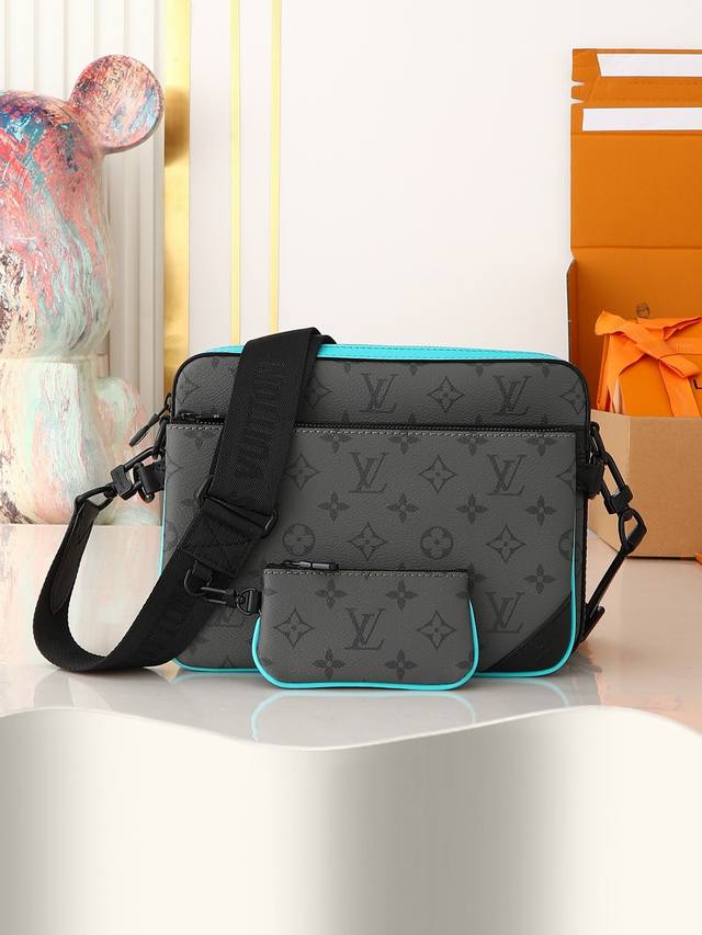 出厂价P 顶级原单 独家实拍 M11648蓝色银花 男包三件套邮差包系列 Trio 邮差包 本款 Trio 邮差包以 Monogram Eclipse Reve 出厂价P 顶级原单 独家实拍 M11648蓝色银花 男包三件套邮差包系列 Trio 邮差包 本款 Trio 邮差包以 Monogram Eclipse Reve