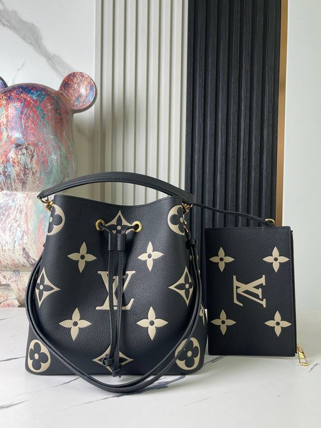 出厂价P 顶级原单 独家实拍 M45497黑色丝印 顶级原单 本款 NéOnoé 中号水桶包为压纹皮革铺陈超大 Monogram 印花,搭配抽绳和粘合内衬,其中 出厂价P 顶级原单 独家实拍 M45497黑色丝印 顶级原单 本款 NéOnoé 中号水桶包为压纹皮革铺陈超大 Monogram 印花,搭配抽绳和粘合内衬,其中