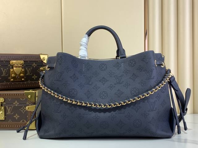 出厂价P 顶级原单复刻独家实拍 Bella Tote 手袋 M14316 深蓝 镂空 本款 Bella Tote 手袋取材品牌标志性镂花穿孔皮革,与可拆卸链条相 出厂价P 顶级原单复刻独家实拍 Bella Tote 手袋 M14316 深蓝 镂空 本款 Bella Tote 手袋取材品牌标志性镂花穿孔皮革,与可拆卸链条相