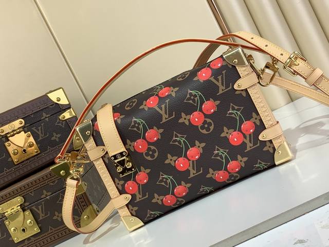 出厂价P 顶级原单复刻独家实拍 Side Trunk 手袋 M14278 樱桃 Nicolas GhesquièRe 重复探寻路易威登的制箱传承,创作此款 Si 出厂价P 顶级原单复刻独家实拍 Side Trunk 手袋 M14278 樱桃 Nicolas GhesquièRe 重复探寻路易威登的制箱传承,创作此款 Si