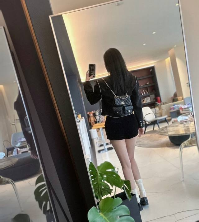 现货 现货 上身图Ohsnel 23P超级火爆的双背包 实物非常小 跟老款Duma差不多大小 无疑还是溢价款 很难买 上身非常好搭配 很耐看 咋家这质量绝绝子 现货 现货 上身图Ohsnel 23P超级火爆的双背包 实物非常小 跟老款Duma差不多大小 无疑还是溢价款 很难买 上身非常好搭配 很耐看 咋家这质量绝绝子